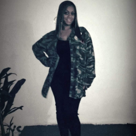 Long sleeve army print oversized dress shirt with 1986 patches! - Picture 5 of 6